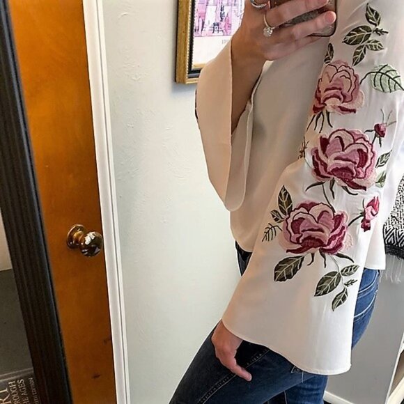 Cupcakes & Cashmere Button Back Aldona Embroidered Floral Flare Top - Picture 3 of 13